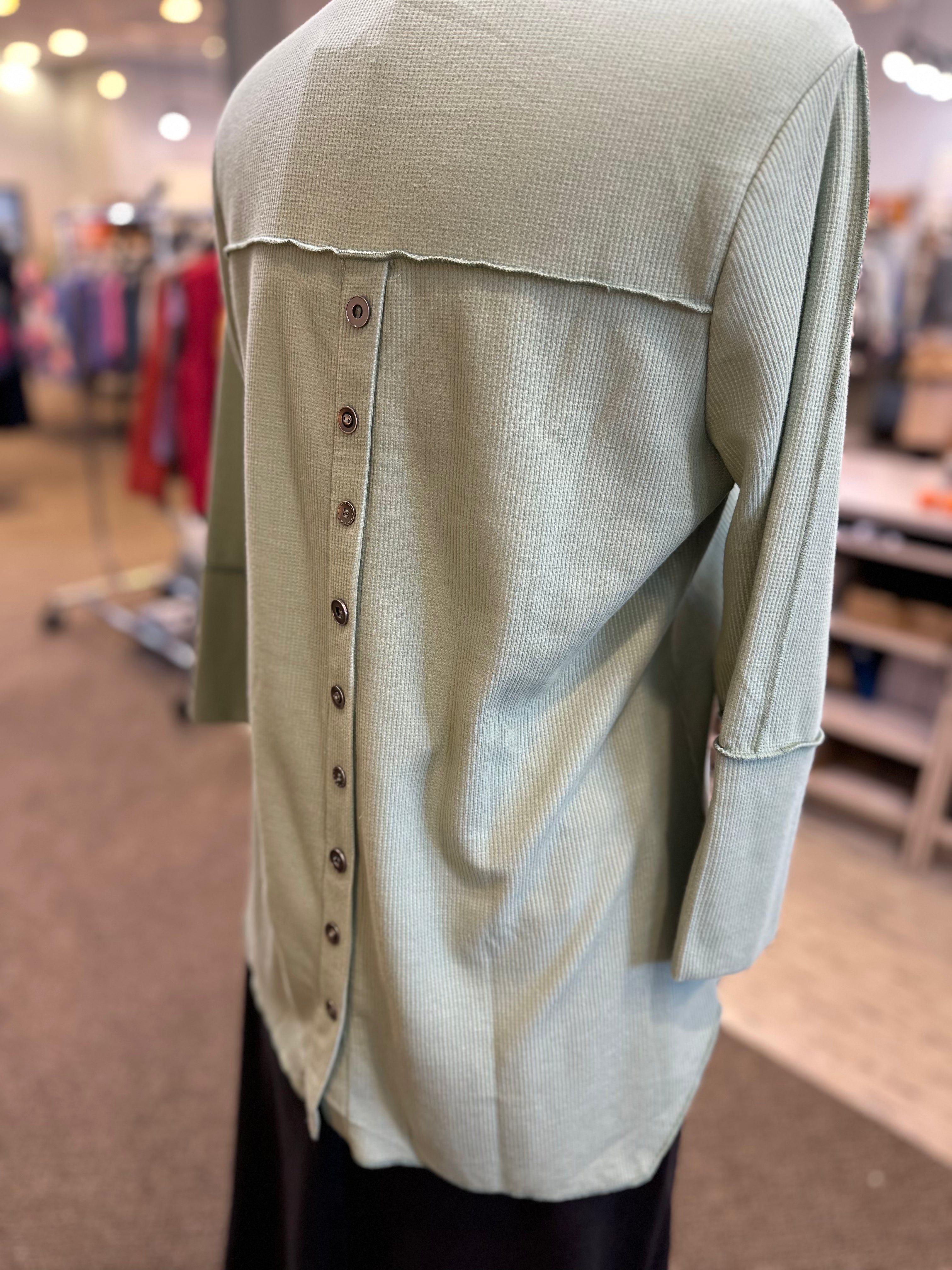 Lulu B Textured V-Neck 3/4 Sleeve with Button Back