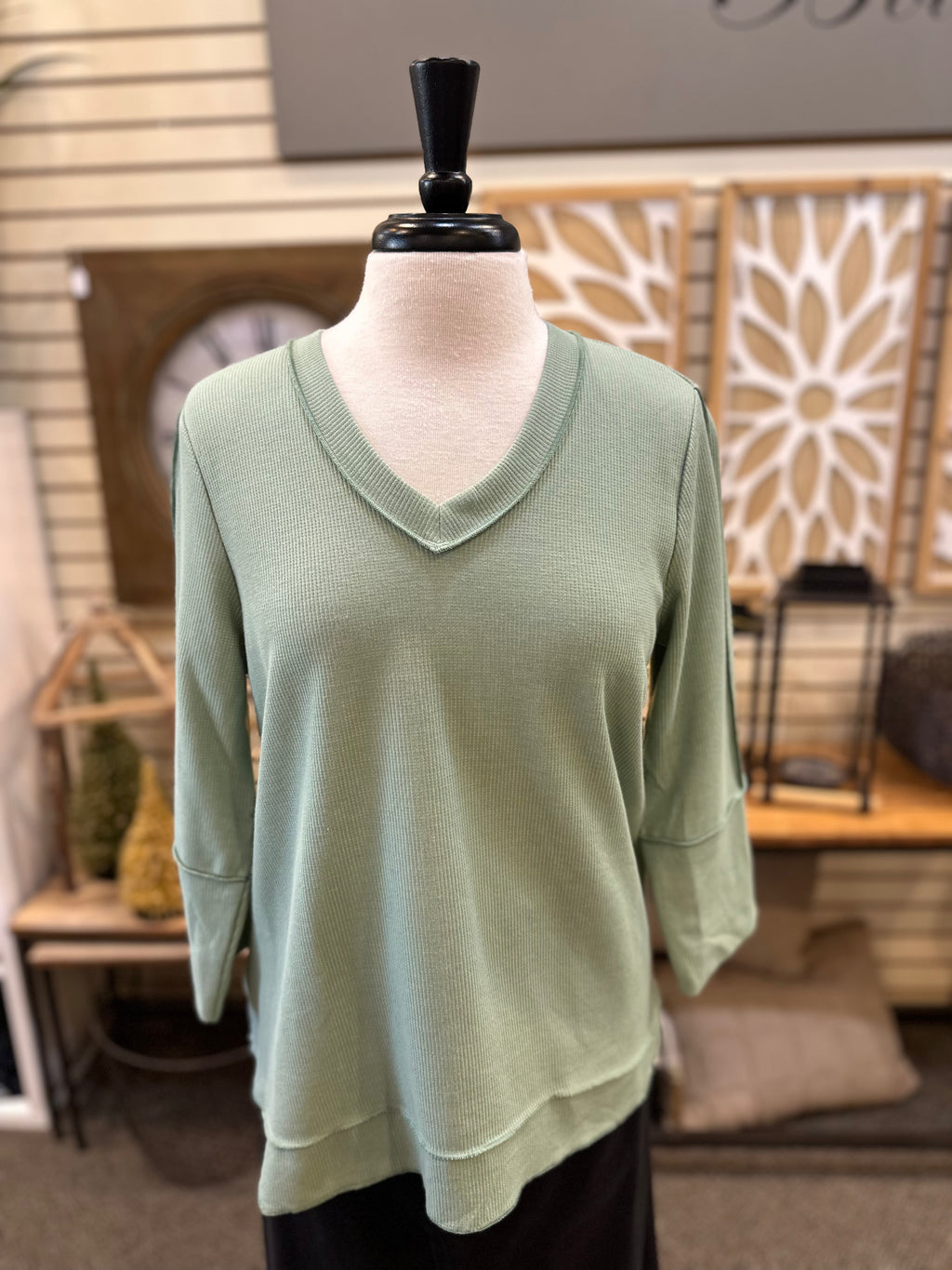 Lulu B Textured V-Neck 3/4 Sleeve with Button Back